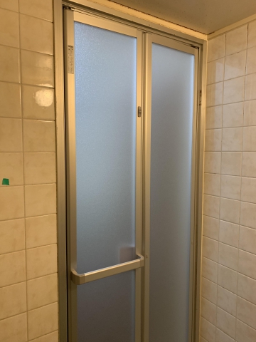 浴室ドアを折戸へ取替え（新商品ドアリモ）